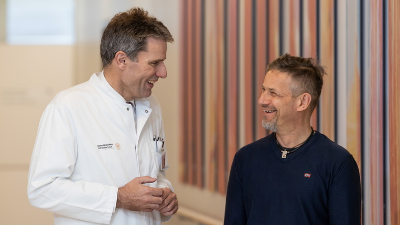 Hat wieder gut Lachen: Patient Uwe Seiferheld mit seinem Operateur Professor Jürgen Weitz von der Dresdener Universitätsklinik.