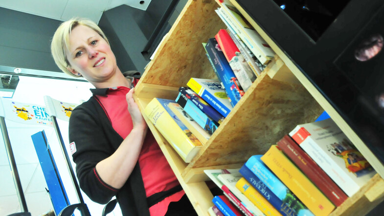 Verkäuferin Ines Zenker war die Ideengeberin für das Büchertausch-Regal im Einkaufszentrum Kaufland.