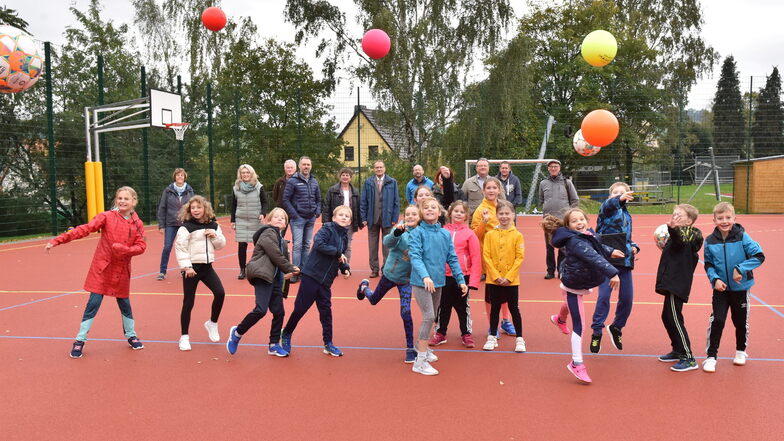 Die Grundschule Dippoldiswalde in Reichstädt hat einen neuen Sportplatz erhalten.