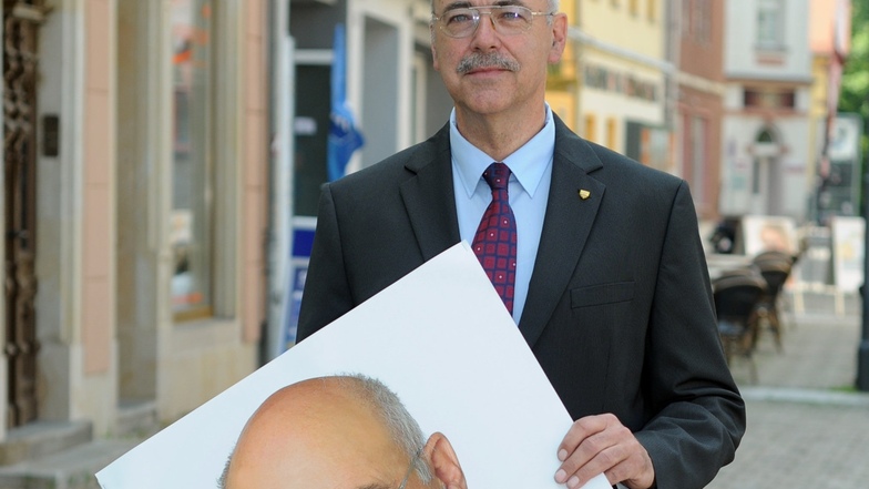 Lothar Schmidt mit einem seiner alten Wahlplakate, mit dem er noch für die Linke kandidierte. Nun ist er ausgetreten - und will gemeinsame Sache mit der CDU machen.