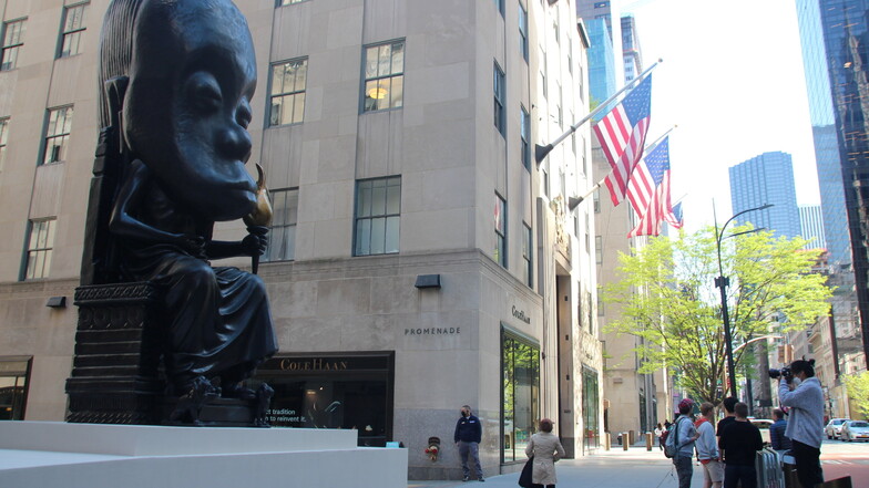 Eine weitere Statue steht seit kurzem mitten in Manhattan: Der US-Künstler Sanford Biggers platzierte "Oracle", eine fast acht Meter hohe Bronze-Figur, direkt vor dem Rockefeller Center.