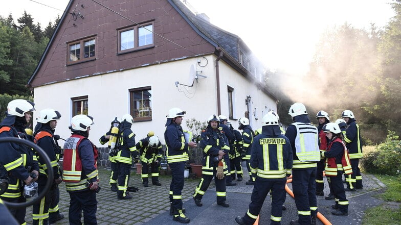 Ein Großaufgebot der Feuerwehr war am Mittwochabend angerückt, um Flammen im Altenberger Ortsteil Müglitz zu löschen.