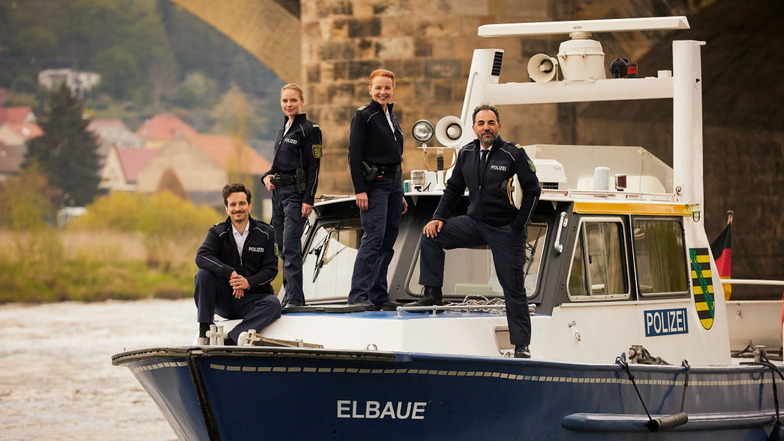 Geht Anfang 2023 bei der ARD auf Streife: Das Boot "Elbaue" mit seiner Chefin Maike Junghans, gespielt von Carina Wiese (2.v.r.), und ihren Kollegen der "Wapo Elbe", hier beim Passieren der Pirnaer Stadtbrücke.