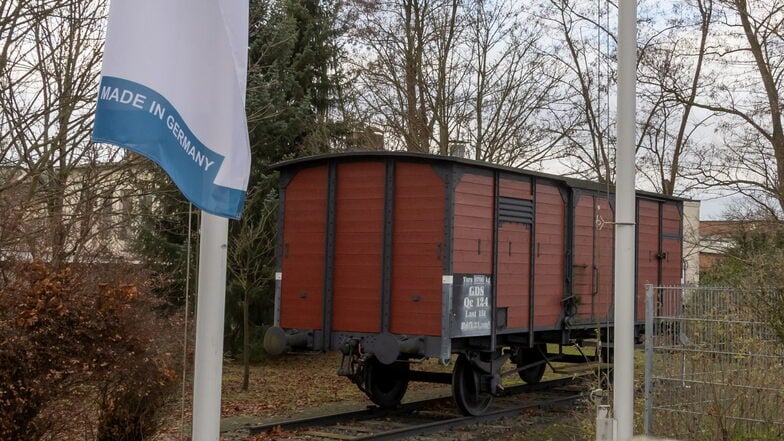 Der historische Güterwaggon von 1919 vor dem  Waggonbau-Werk wurde von der Stadt gekauft und soll bald öffentlich gezeigt werden.