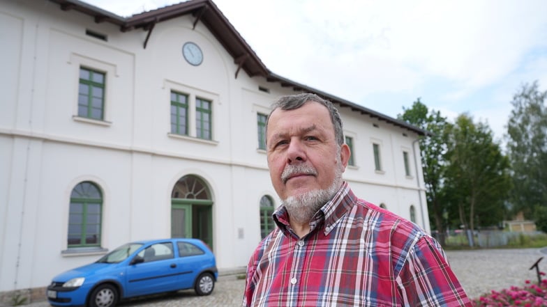 Rainer Mildes wahrscheinlich letztes großes Glanzstück: Der Standesbeamte hat die Großschönauer Bahnhofsuhr repariert. Weil er zuvor Meister in einem ganz anderen Beruf war.