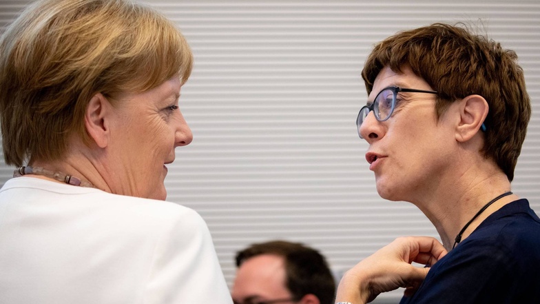 Bundeskanzlerin Angela Merkel und CDU-Chefin Annegret Kramp-Karrenbauer unterhalten sich zu Beginn der Fraktionssitzung der CDU.