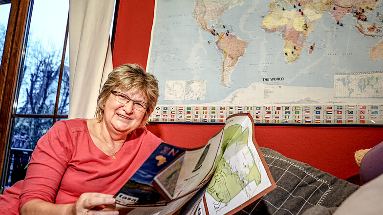 Über der Couch von Regina Frenzel hängt eine Weltkarte. Jedes schon besuchte Land hat sie mit einem farbigen Pin markiert.
