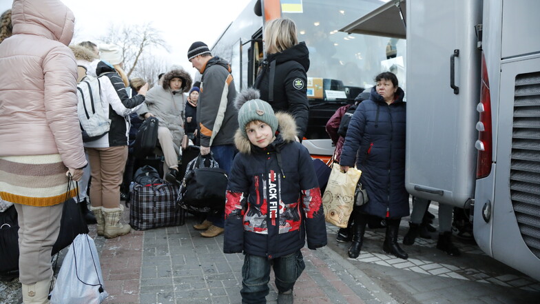 Busunternehmen bringen Ukraine-Flüchtlinge in den Landkreis Bautzen. 700 Menschen wurden bereits untergebracht - überwiegend privat.