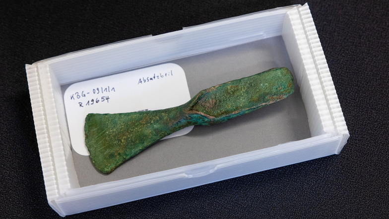 Patina aus drei Jahrtausenden: Dieses Bronzebeil fand Sven Schrapps im November 2020 in der Gegend um Oelsen.