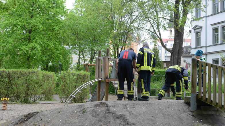 Die Zittauer Feuerwehr sicherte den Spielplatz an der Weberkirche am Freitag.
