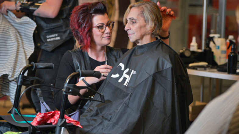 Bei Friseurin Nadine Richter sind die Haare von Bettina Rudolph in guten Händen.
