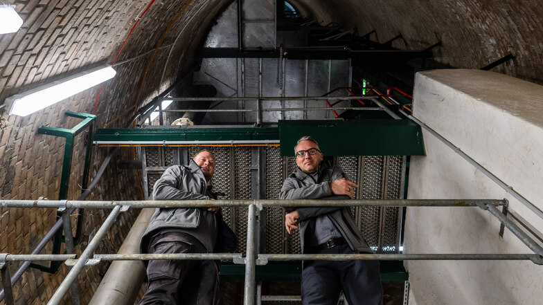 Tief hinab sind Wasserwerksmeister Max Kuhlmann (l.) und Sachsen-Energie-Gruppenleiter Martin Ruppert mit dem Fahrstuhl gefahren. Jetzt stehen sie im Schacht des neuen Brunnens des Wasserwerks Albertstadt in Dresden, der wieder in Betrieb genommen werden