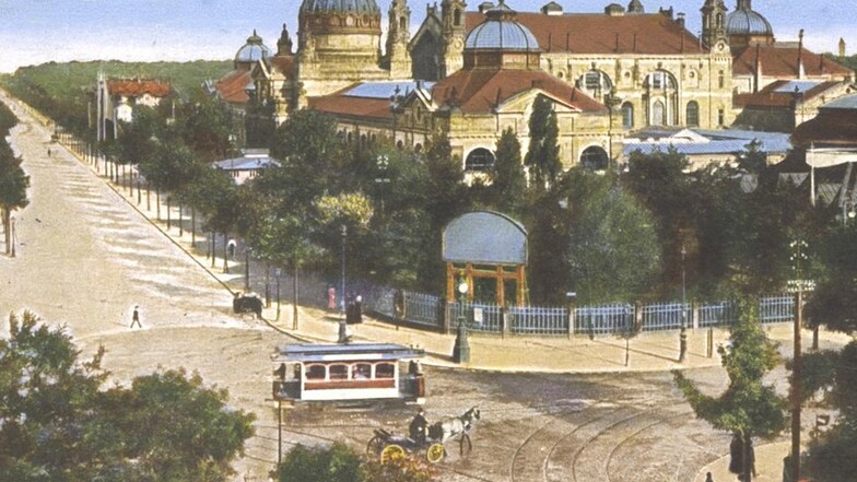 So sah der Straßburger Platz noch vor 100 Jahren aus: Dort, wo heute die Gläserne Manufaktur steht, befand sich früher der städtische Ausstellungspalast. Auch elektrische Straßenbahnen fuhren schon.