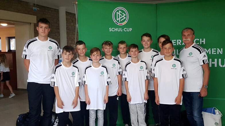 Diese Fußball-Mannschaft des Léon-Foucault-Gymnasiums hat das Bundesfinale im DFB-Schul-Cup mit einem Erfolgserlebnis beendet.