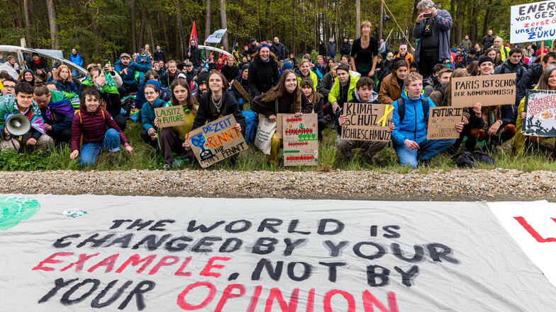 Demonstranten fordern früheres Kohle-Aus in der Lausitz