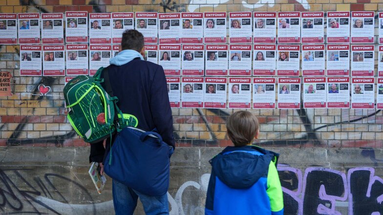 Plakate dieser Aktion sind in Dresden antisemitisch beschmiert worden.