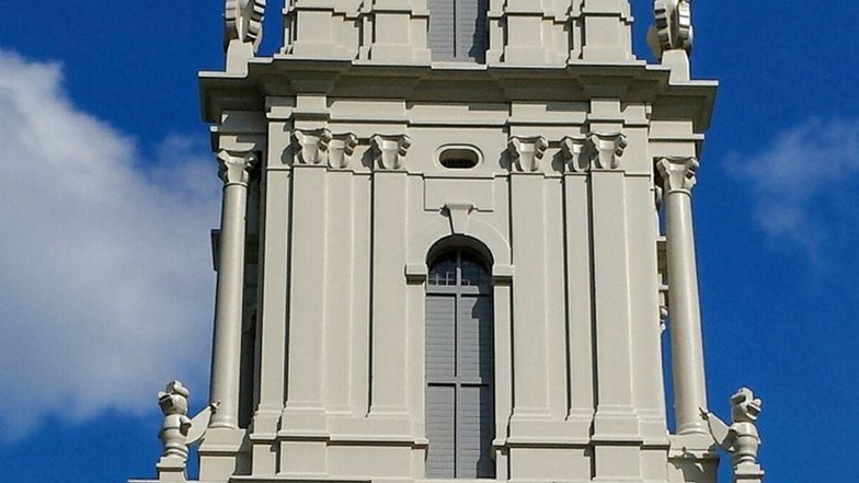 Auf den Turmabsätzen wie hier im Modell sollen die Sandsteinfiguren später postiert werden.