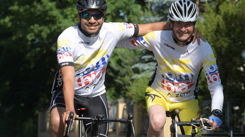 Frank Metzke (r.) und Vladimir Bolanos, ein Familienmitglied aus Kolumbien, starteten auf der Gedenkstrecke für den verstorbenen Seifhennersdorfer Radsportaktivisten Christian Metzke.