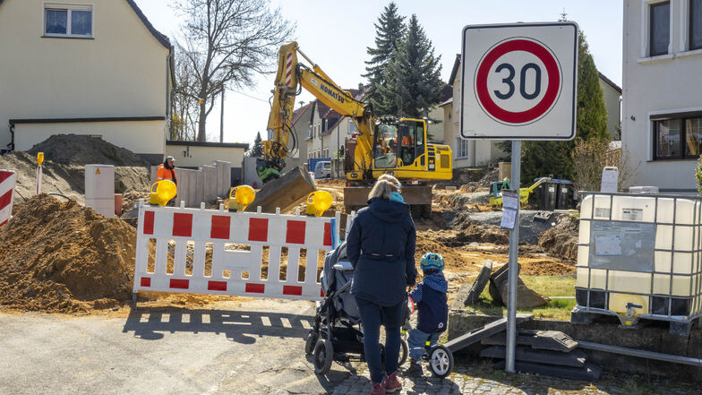 In Nickritz wird schon seit längerem die Hauptstraße gebaut. Auch in Corona-Zeiten laufen die Bauarbeiten weiter.
