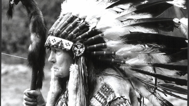 Die Federhaube gilt als das ikonische Kleidungsstück der Indianer. Deshalb war und ist der Kopfschmuck auch in der deutschen Indianistikszene weit verbreitet.