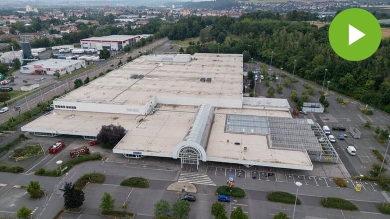 So steht das Gebäude seit 1994 und so bleibt es auch von außen - inklusive Glaskuppel-Eingang. Doch drinnen baut Kaufland jetzt komplett um.