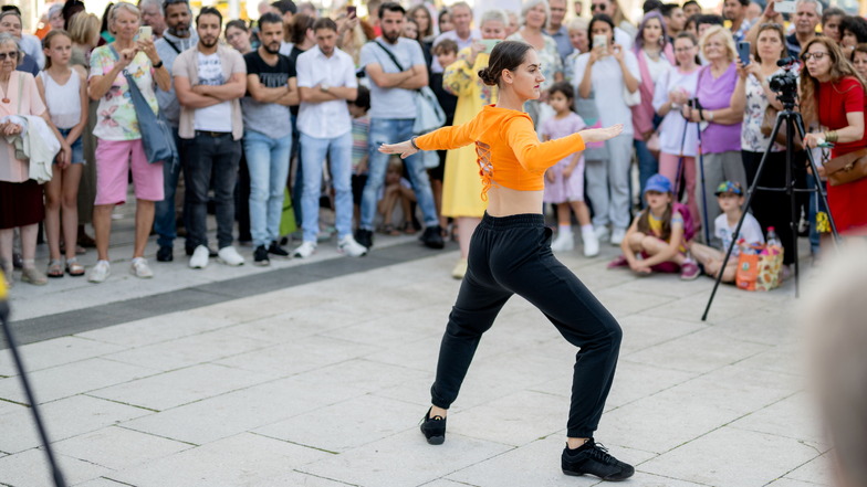 Tänzerin Sofia vom Verein "Neue Nachbarn" aus Bischofswerda verzückte unzählige Besucher am Reichenturm mit ihrem Können.