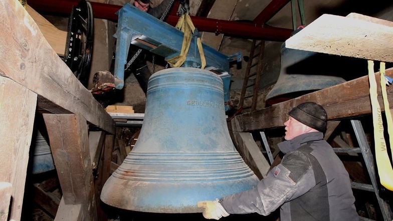 Im Rahmen der Kirchturmsanierung in Kodersdorf wurden am Freitag die Glocken abgenommen.