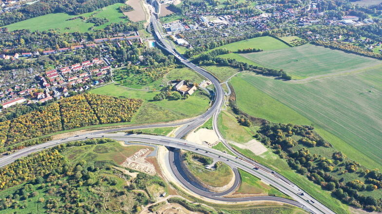 Knotenpunkt Feistenberg in Pirna: Die Anschlüsse von der Südumfahrung zum Autobahnzubringer werden noch einmal asphaltiert - nur drei Monate nach der Eröffnung.