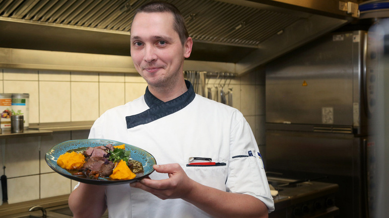Stephan Röder ist einer von zwei Chefköchen im Wettiner Hof. Die Rehkeule auf dem Teller ist eines der neuen Gerichte, die auf der neuen Speisekarte des Riesaer Restaurants stehen.