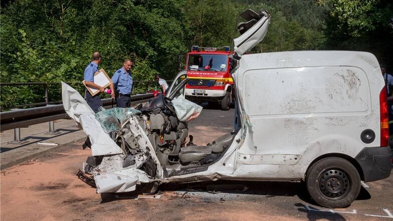 Zwischen Krippen und Reinhardtsdorf-Schöna hat sich am Montag ein tödlicher Verkehrsunfall ereignet.