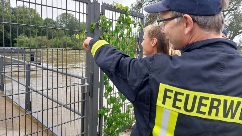 Anthony Orsakowsky unterwegs zur Kontrolle am neiße-Wehr Weinhübel. Hier entspannt sich die Lage seit dem Morgen langsam wieder.