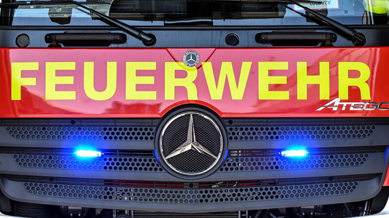 Die Zwickauer Feuerwehr löschte am Sonntag einen Brand im Fahrerhaus eines Lastwagens.