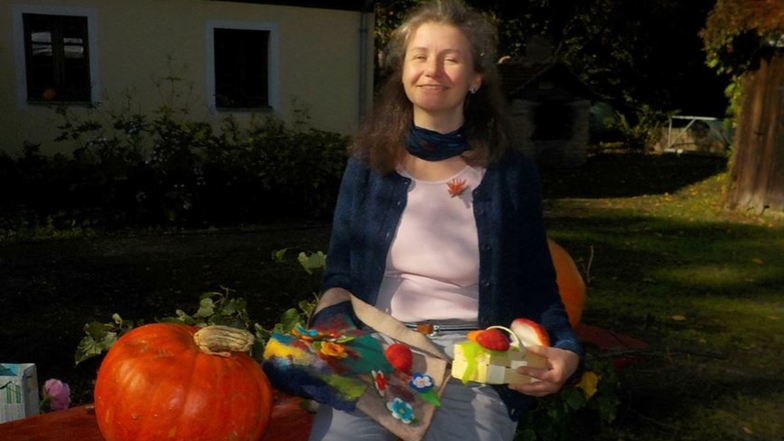 Liane Schiemann wird zum Herbstfest auf dem Fischereihof Kleinholscha anbieten, Blüten, Blätter und Herbstfrüchte zu filzen.