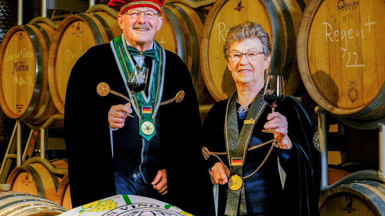 Die zwei sächsischen Weinritter: Ingeborg Probocskai vom Weingut Matyas aus Coswig und Konrad Scheerbaum vom Radebeuler Weingut Schloss Wackerbarth.