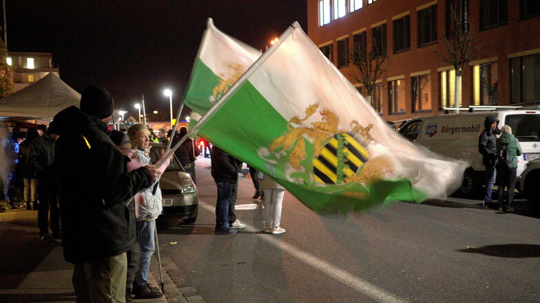 Neben der AfD hatten auch die Freien Sachsen am Donnerstagabend zu Protesten vor dem Landratsamt aufgerufen.