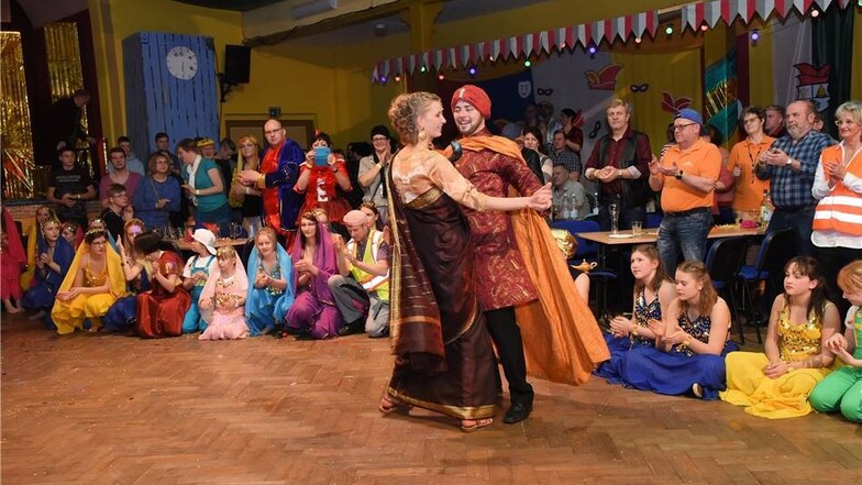 Das Prinzenpaar eröffnet mit seinem Tanz das gesellige Treiben auf der Tanzfläche.