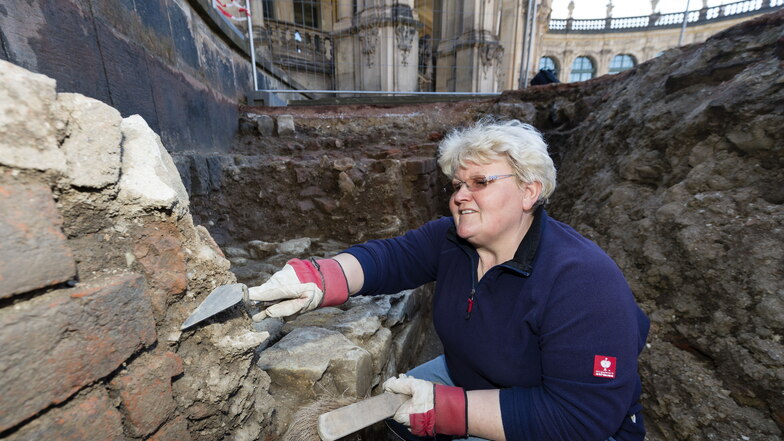 Bereits im Frühjahr 2014 hatten Archäologen den Zwingerhof untersucht. Grabungsarbeiterin Thea Redke hatte dabei dieses Stück der alten Stadtmauer freigelegt. Direkt davor war der alte Stadtgraben, in dem sie kauerte.
