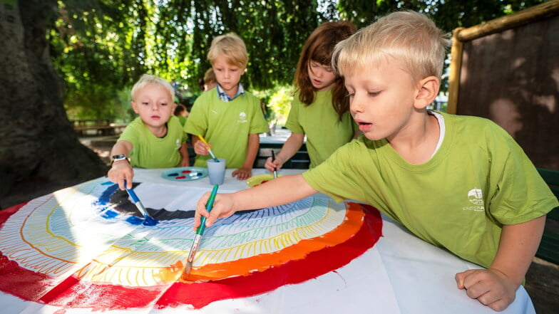 Vorschulkinder der Kita "Kinderkreis Natur, Heimat und Gesundheit" malen einen Regenbogen. An diesem machen sie die Bilder mit ihren Wünschen fest.