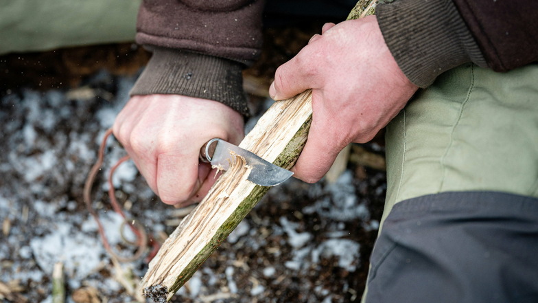 Schritt 1: Aus Holzschnitzeln und Zweigen in einer Mulde ein kleines Nest bauen, als Zunder eignet sich Birkenrinde.