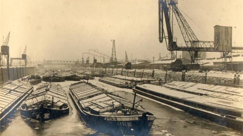 1933: Kurz zuvor hatte der Freistaat die Sächsische Elbhafenbetriebsgesellschaft gegründet und an diese die staatlichen Häfen in Dresden und Riesa verpachtet.