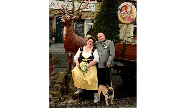 Claudia und Lutz  Ziegenbalg mit Hund Otto, geheiratet am 3. Dezember in der "Alten Mangel" Ebersbach. Das Paar wohnt in Spitzkunnersdorf. Foto: Ursula Schulz