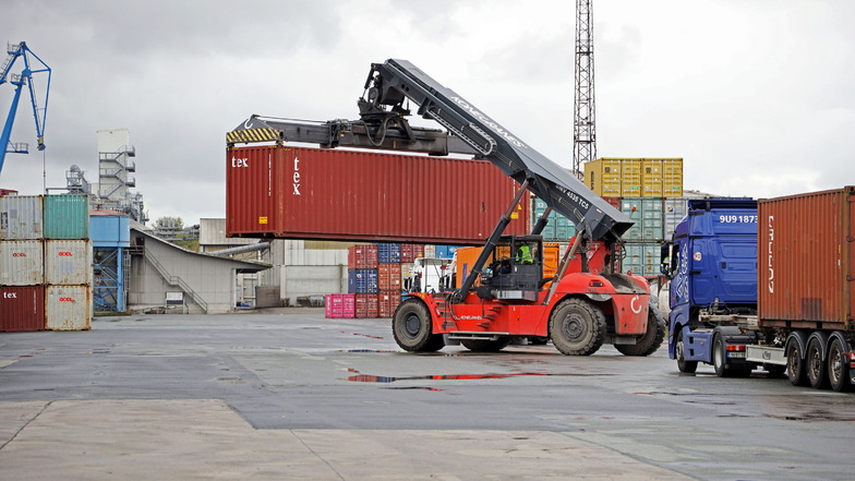 Ein sogenannter Reachstacker transportiert einen Container im Riesaer Hafen. Die Umschlagszahlen in Riesa lagen 2022 jenseits des Niveaus, das vor der Pandemie erreicht wurde.