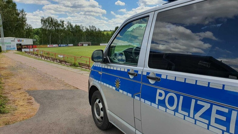 Die Polizei hat am Mittwochmittag die Schäden aufgenommen, die Randalierer auf dem Fußballplatz des VfB Leisnig hinterlassen haben.