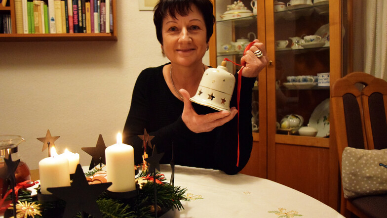 Heike Beier mit ihrer Porzellanglocke - unverzichtbares Weihnachts-Utensil
