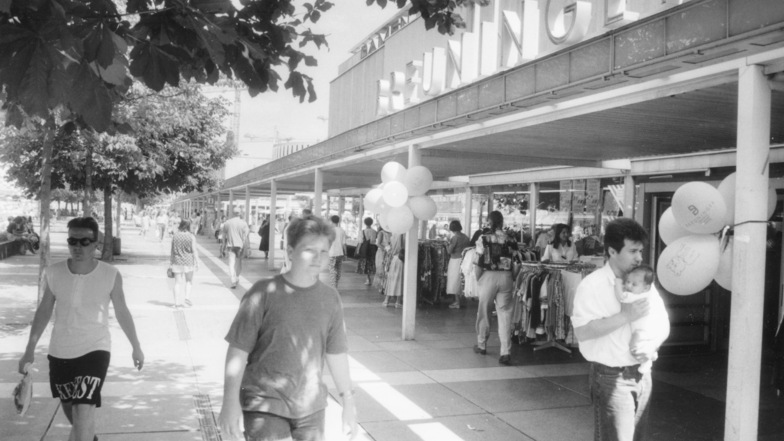 Blick auf das Breuninger-Haus auf Dresdens Prager Straße im Jahr 1994: Das in Stuttgart gegründete Unternehmen gehörte zu den ersten, die 1990 ein eigenes Geschäft in Dresden eröffneten.