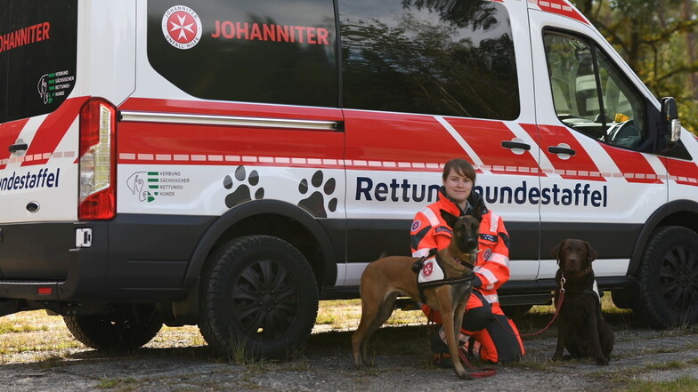 Kristin Steudel mit ihrem Labrador Bali (rechts) - die junge Frau ist die Leiterin der Dresdner Johanniter- Rettungshundestaffel.
