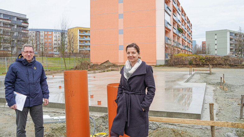Sandra Thiel und André Hassa, Vorstände der Wohnungsbaugenossenschaft Einheit, stehen im Bautzener Stadtteil Gesundbrunnen vor der neusten Baustelle der Genossenschaft.