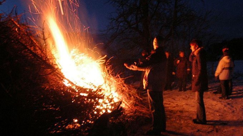 Symbolisch loslassen und ins neue Jahr starten: In Berthelsdorf brennen am Samstag die Weihnachtsbäume.