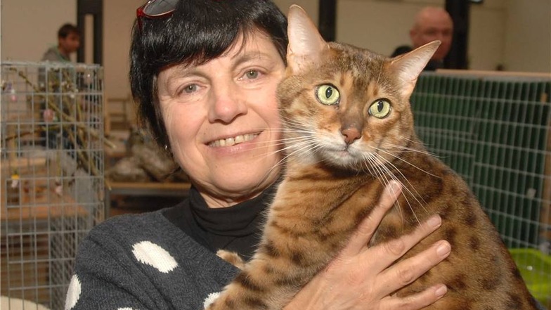 Rita Kupfer aus Olbersdorf mit ihrer Bengalkatze.