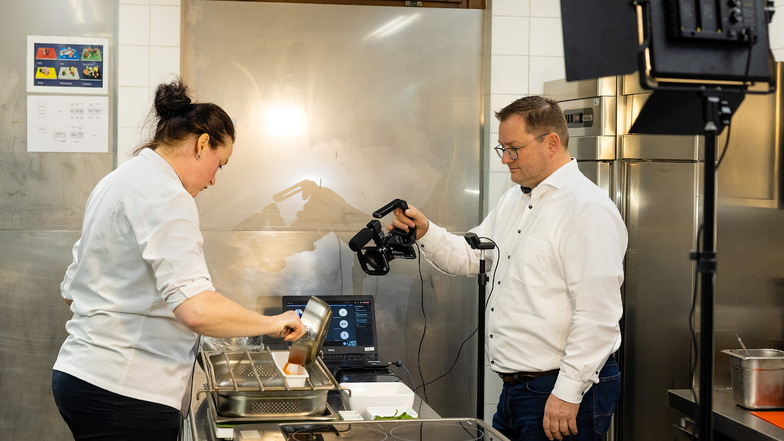 Köchin Margit Dippmann wird von Dehoga-Geschäftsführer Axel Klein gefilmt. Bei einem digitalen Kochworkshop der Dehoga lernen die Kochlehrlinge, was sie sonst im Berufsalltag ausprobieren könnten.